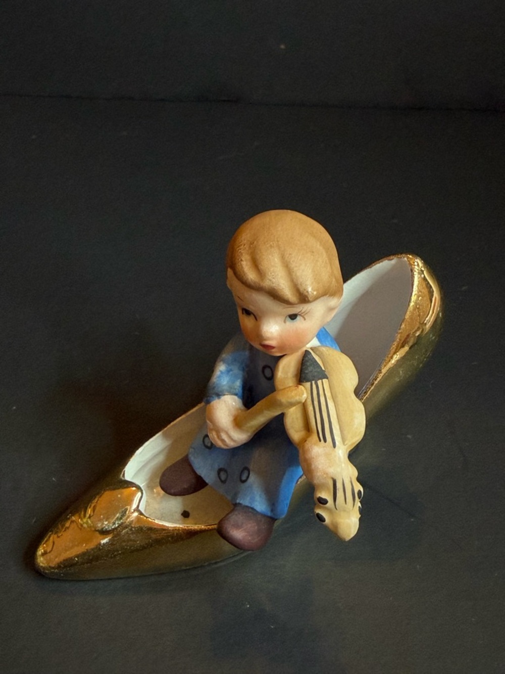 1959 NAPCO Boy play violin In Gold Shoe Figurine Ceramic Figure Japan C4079B